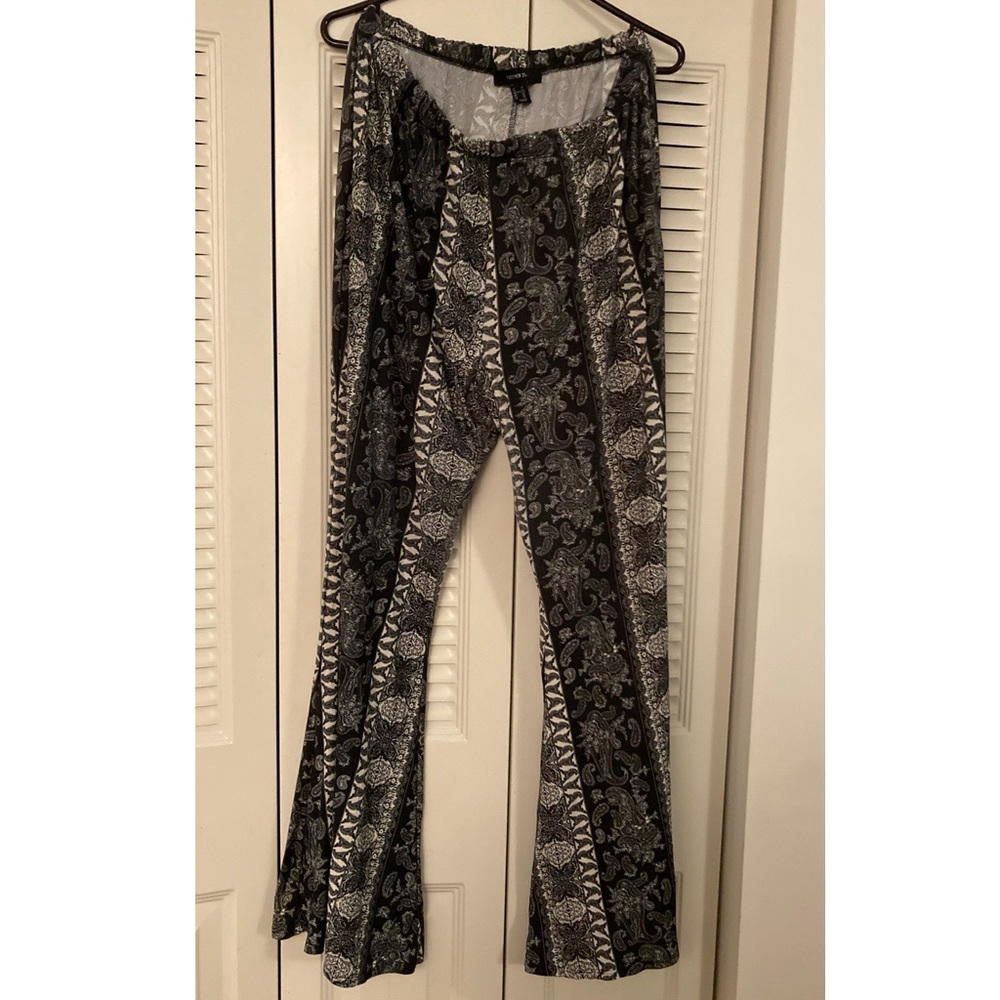 Paisley flare pants - plus size black and white/ivory - Forever 21
